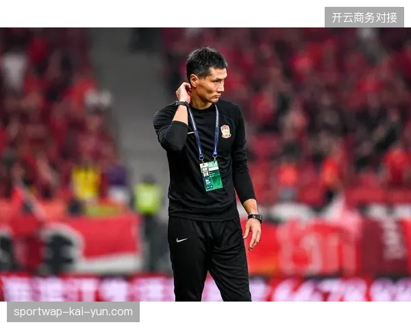 国足锋线终结效率低下，邵佳一高位压迫战术未能在泰国密集防守下转化为进球